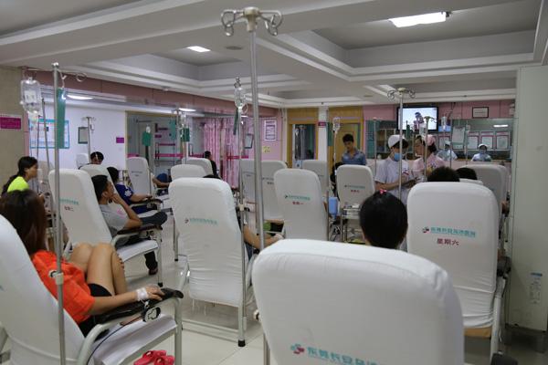 在妇科输液室观看阅兵