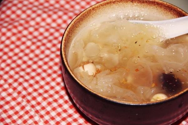 皂角米红枣银耳羹