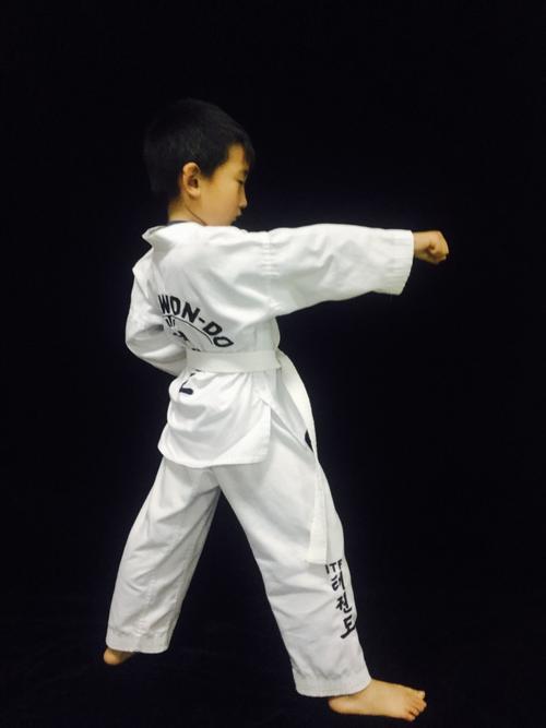 芒果国际跆拳道张启扬小朋友四向冲拳分解演示