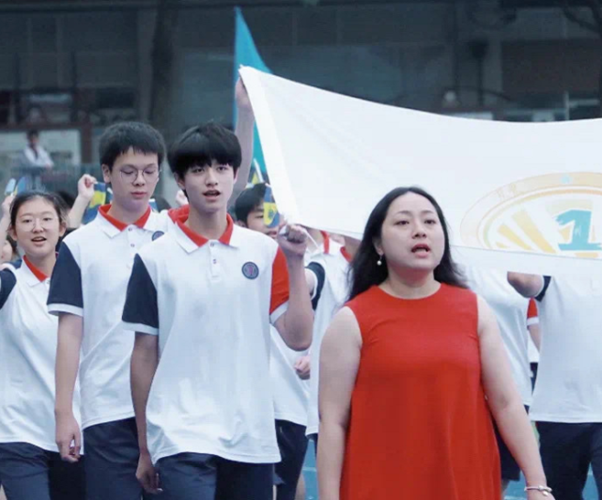 朱志鑫亮相学校运动会穿校服成操场上一道风景线生图比精修帅