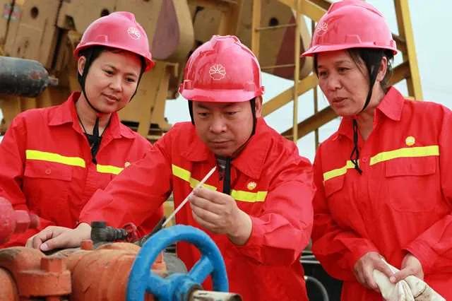相互提高与金海采油厂多名高技能人才签订师徒合同全国劳动模范赵奇峰