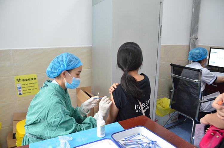 次_fororder_医务工作者正在为接种人接注射疫苗-供图-利州区委宣传部