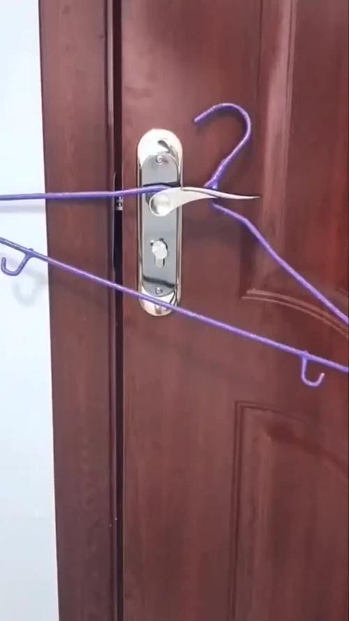 宾馆房间的锁,用衣架反锁房间门,用钥匙也打不开!