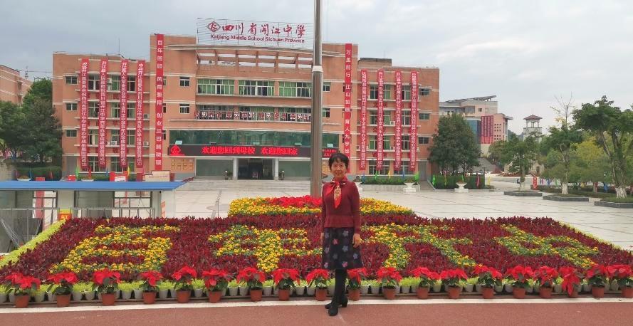 走进开江中学大门,用红色和黄色鲜花摆成的巨型大字"百年开中"令人