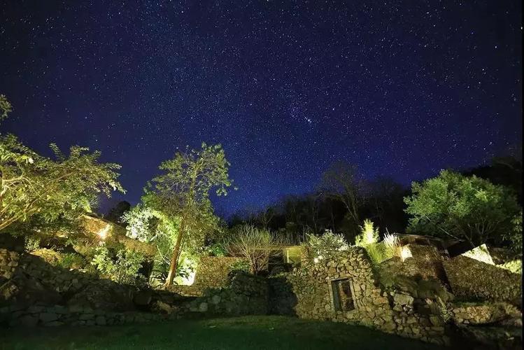 这个荒山野岭的营地,凭什么要4千一晚?