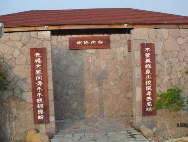 学霸为厕所写对联,上联:来人不蹲就站!下联让人拍案叫