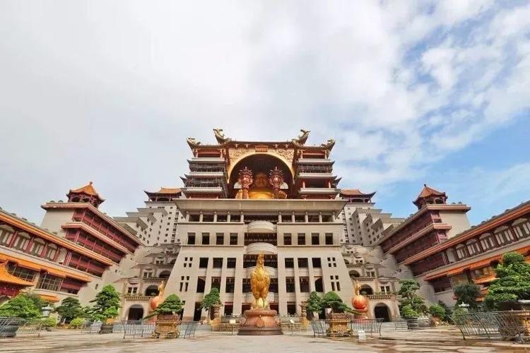 中国民间最大单体文化建筑广西版的布达拉宫拥有世界上最大的金鸡铜龟