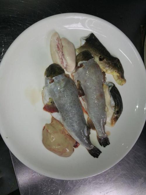 将河豚肝切小片