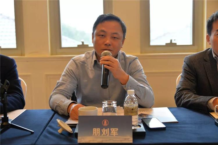 会长聂建明因在国外出差,特别委托轮值执行会长朋刘军主持会议.