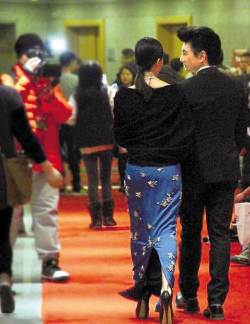 刘诗诗吴奇隆颁奖礼上秀亲密 分手传闻不攻自破