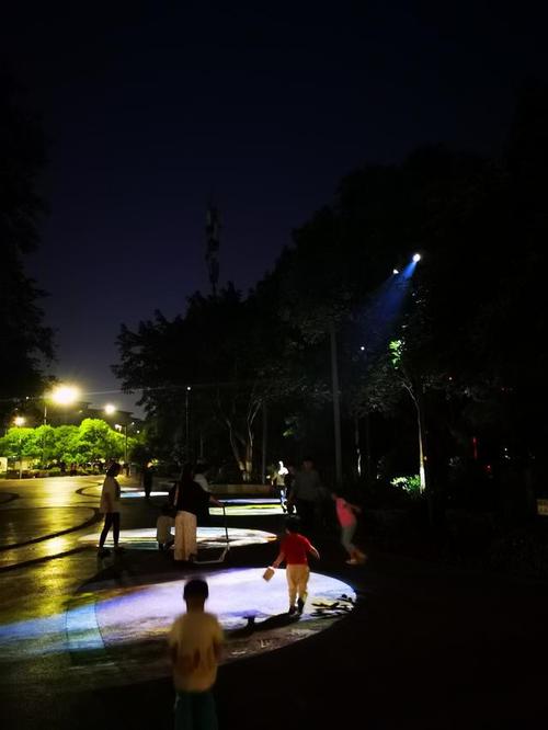 重庆这个滨江公园,夜晚的景色比白天还要美,像是走进了童话世界
