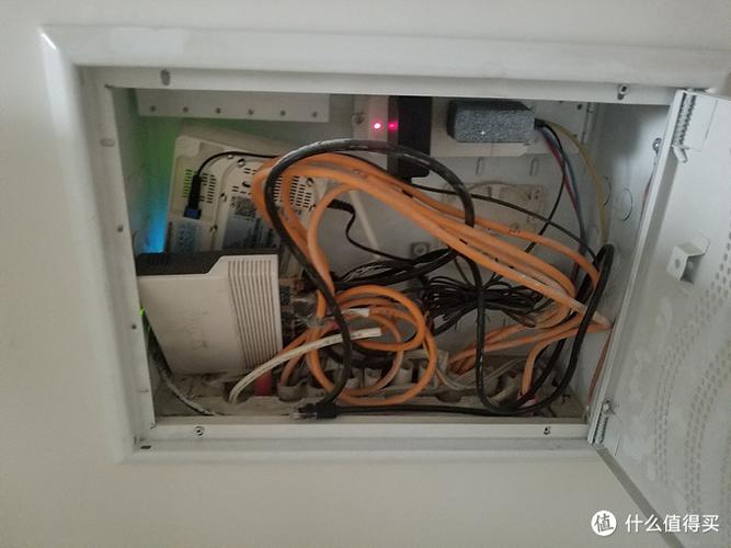 弱电箱内乱的一堆,懒得整理,反正都通着呢