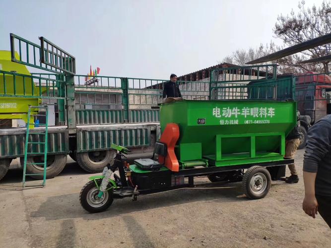 养牛自动喂料车