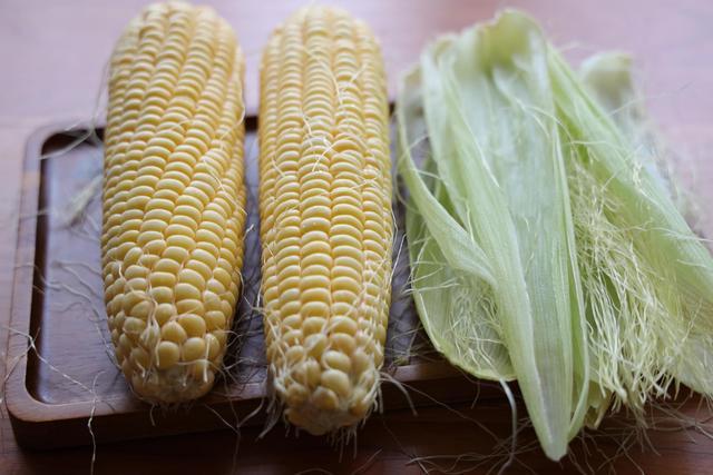 放在洗干净的玉米叶上;5,红枣去核,再把红枣放上去,撒适量的黑芝麻;6