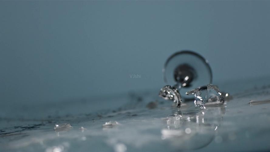 杯子摔碎特写镜头