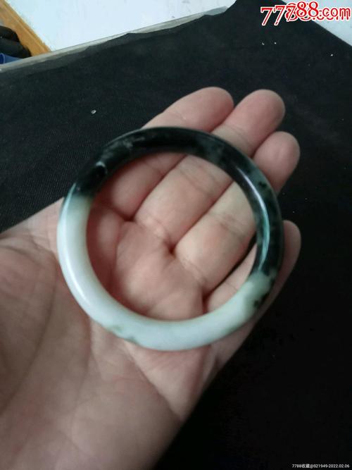 老翡翠冰种手镯一件$19810品99清代青田石雕刻龙纹雅章一件$26810品