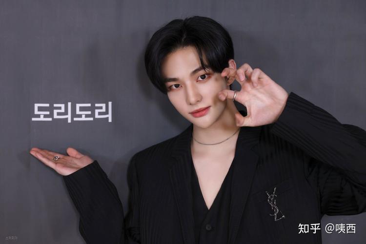 如何看待straykids黄铉辰回归后剪短长发