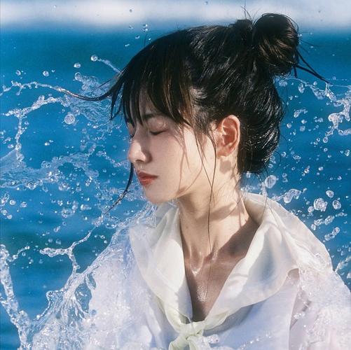 求一些看起来凉快点儿的,冷淡的女生头像