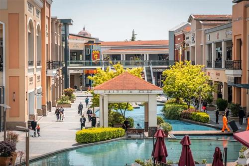 百联奥特莱斯广场(上海·青浦)15周年庆,豪车免费抽!