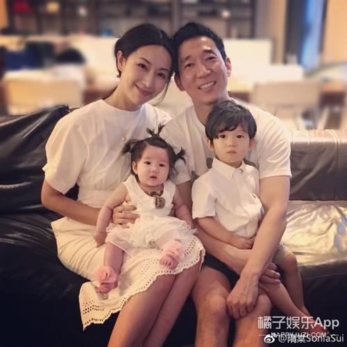 tony是台湾艺人赖佩霞的继子,两个人因为tony的妹妹而认识.