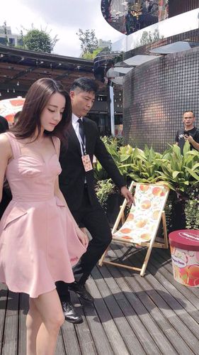迪丽热巴参加上海哈根达斯代言活动,今天是粉红色的的