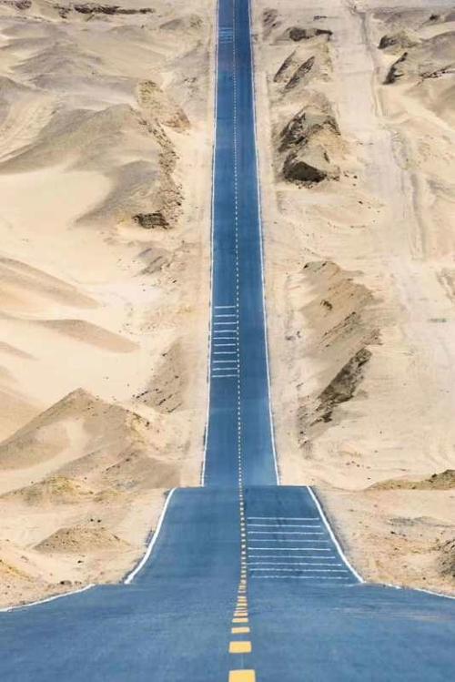 青海省从德令哈至大柴旦的315国道上有几处u型网红公路,公路和天边