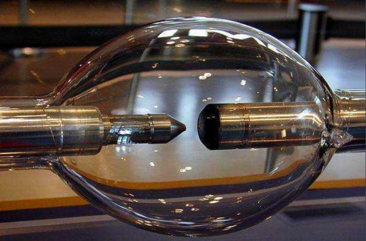 一种电弧灯 来源:百度百科