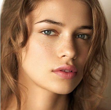 雀斑×裸妆 透明妆感干脆变自然系女神