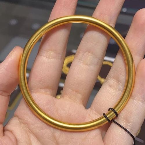 2万以内,适合30多岁女人佩戴的时尚古法黄金手镯,款式