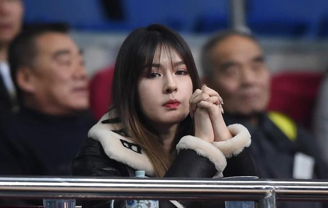 阿的江19岁女儿最新照片!外形变化大,身高超1米8,在北京读大二