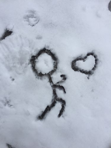 我和姐姐开始在雪地里画画.