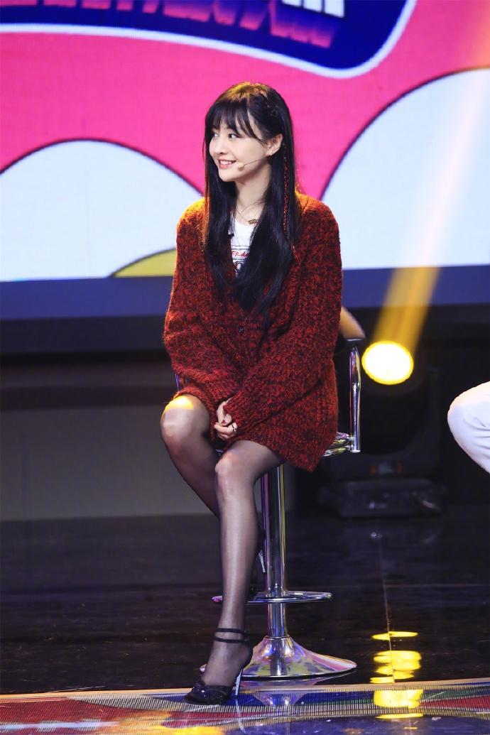 郑爽越来越奔放了穿毛衣配黑丝袜秀长腿优雅中又带着性感