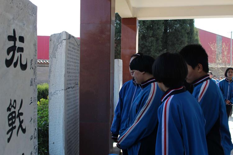 无极文苑中学初一学生扫墓祭拜英烈——清明,致敬