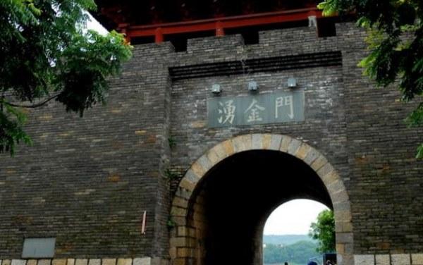 涌金门是杭州西城门,这里是杭州西湖游览的通道,是一个比较繁华的