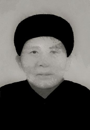 老人的遗照,脸上有点不好,望有人可以帮忙修一下.