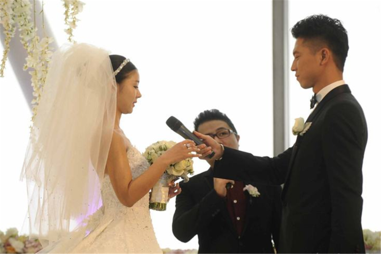 王雷和妻子李小萌,二人恩爱相守14年,一家三口童年照如复制粘贴