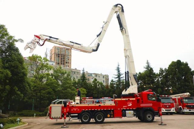 全省首辆强力破拆举高喷射消防车正式落户曲靖