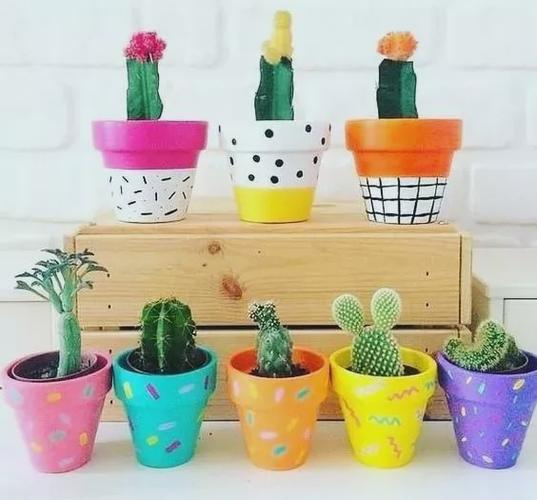 随意流动的颜料,让花盆看起来不再单调   