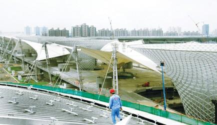 安装在"阳光谷"顶部的索膜结构由69块巨大的白色膜布拼装组成,形如