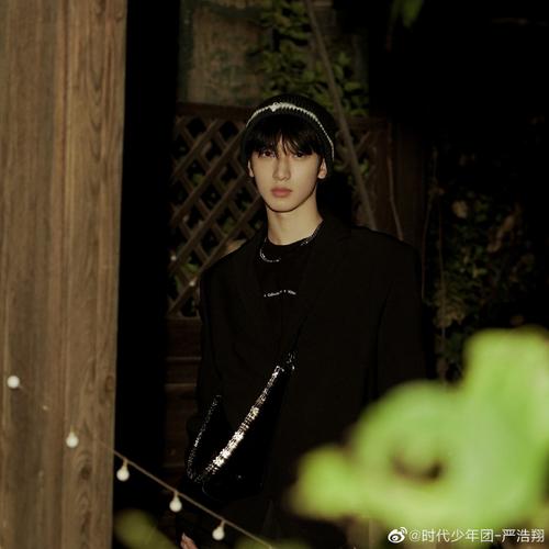 严浩翔黑西装氛围感大片# 严浩翔微博发照片啦!