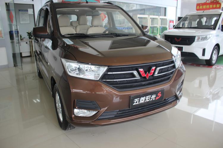 2021款五菱宏光s实车到店,外观很时尚,价格小幅优惠,有现车!