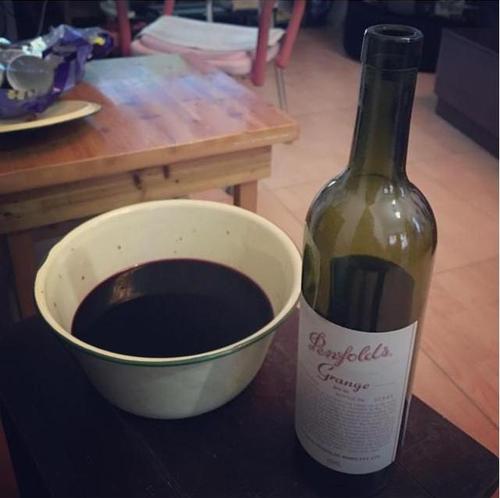 服了,韩寒的《飞驰人生》连一瓶葡萄酒都有梗,你看出来没?