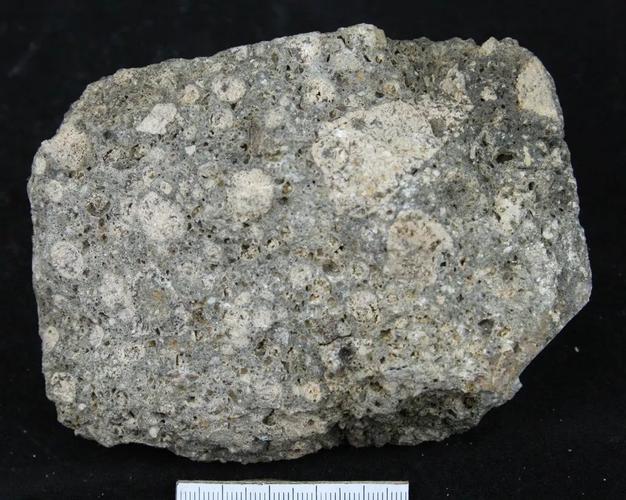 breccia 资源分类名:火山角砾岩 简要特征描述:灰绿色;火山角砾结构