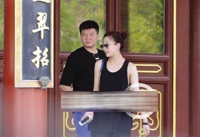 曝殷桃与李金羽再度挽手同回家关系亲密