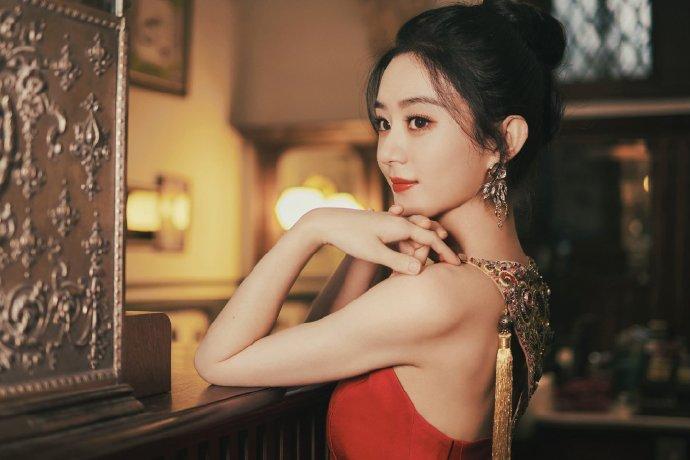 赵丽颖露背红裙造型##赵丽颖鎏金红裙大片# 这就是女明星吗?