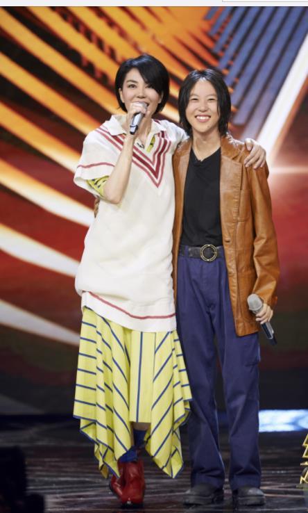 《幻乐之城》王菲赞窦靖童节目最好,网友:鞋子和春晚手套很搭!