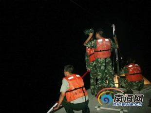 海警官兵正在全力搜救被困渔民(通讯员 叶朝茂摄) 临高籍渔船三亚触礁