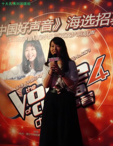 与好声音刘双双剪彩,在步行街街拍