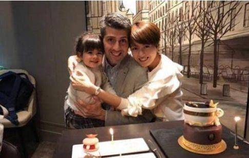 听说对方是一个普通做蛋糕的,重点是他一年的收入也没有梁咏琪一个