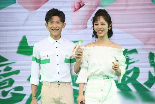 杨紫和张一山同台录制节目,两人甜蜜牵手,有夫妻相